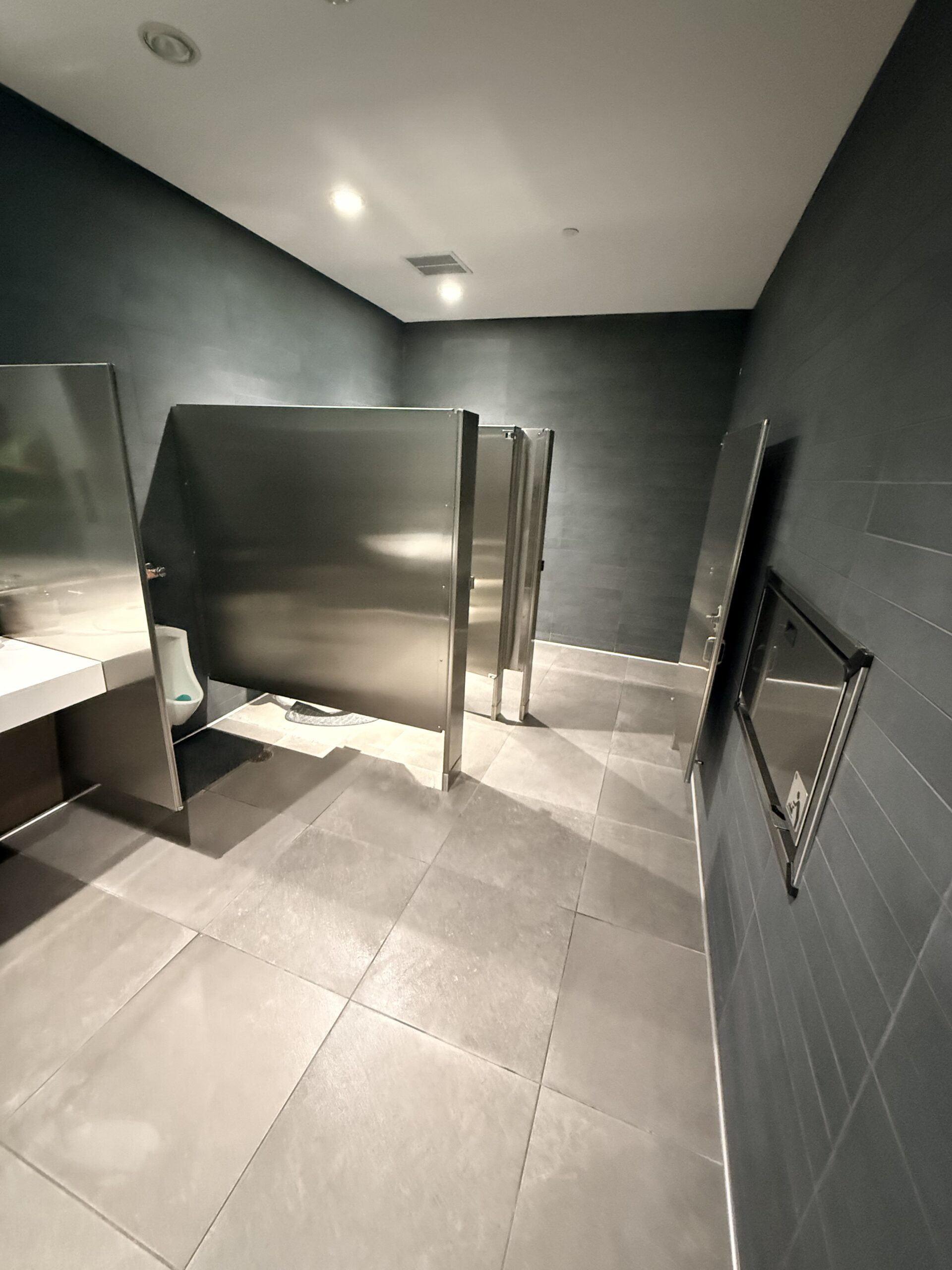 Fresh & Wet Janitorial service execution - commercial restroom cleaning with sanitizing spray